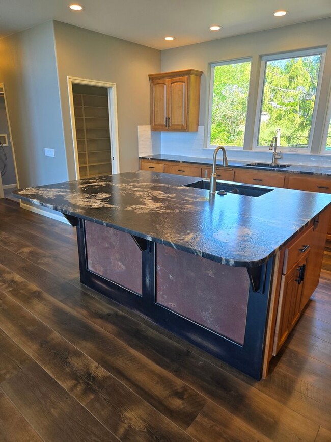 Building Photo - STATUS:AVAILABLE  | R17 | $ 2995