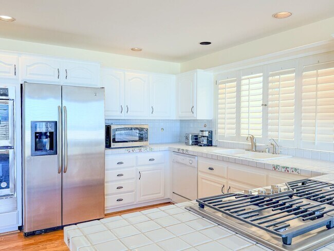 Building Photo - Stunning Oceanfront 3 Bed 3 Bed | Hollywoo...