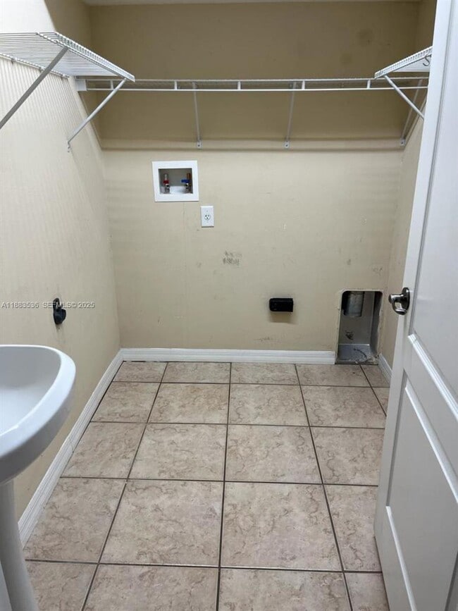 Building Photo - 6 Westbury Ln