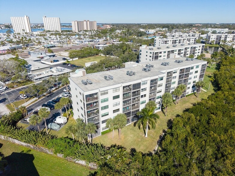 Pasadena Cove - 1332 Pasadena Ave S