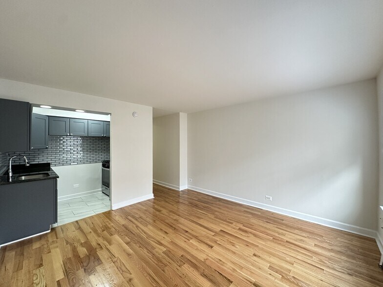 Building Photo - 6830 N Sheridan Rd