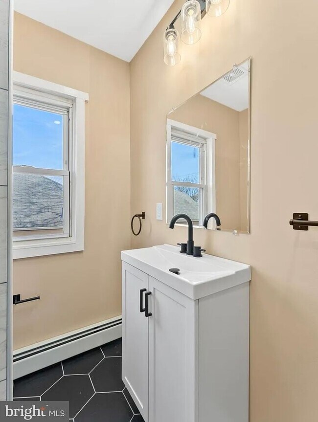 Building Photo - Charming 3BR House in Trenton