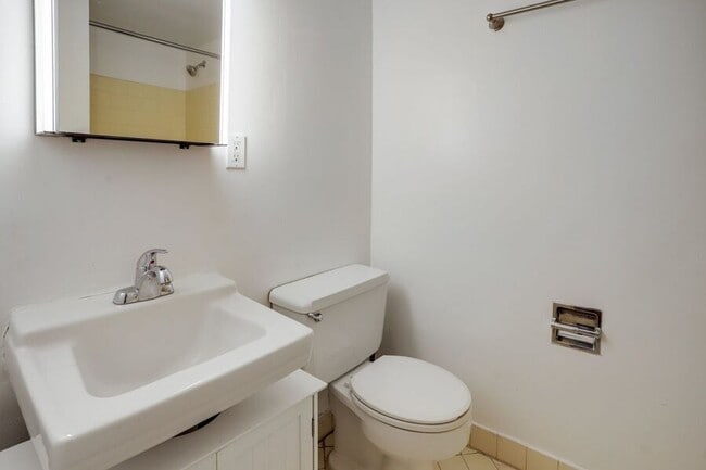 Building Photo - 522 21st St NW