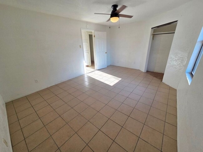 Building Photo - 2 Bdrm/1 Bath Apartment with fenced yard.