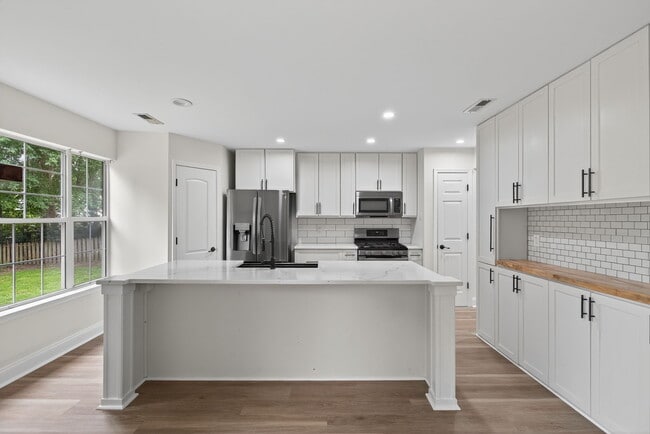 Building Photo - 3881 Shenandoah Dr