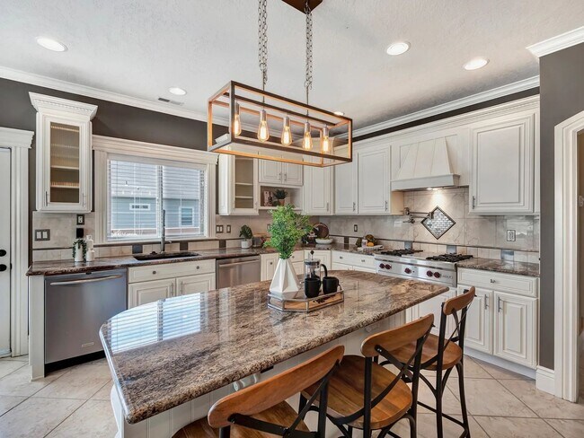 Building Photo - Exquisite 5-Bed, 6-Bath Waterfront Home fo...