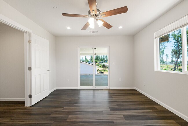 Building Photo - Paradise- 2 bed 2 bath +Bonus room, No Pets, Garage, fenced yard, RV parking