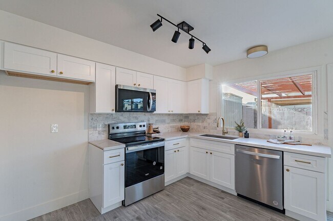 Building Photo - Gated community townhome- fully updated!