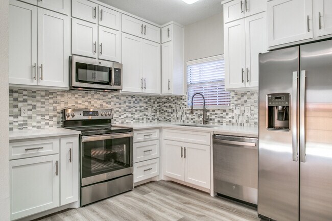 Building Photo - 641 Raintree Cir