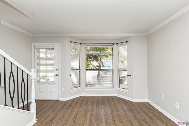 Building Photo - 2 Bedroom Townhome off Jefferson & Bluebonnet Blvd- Pet Friendly