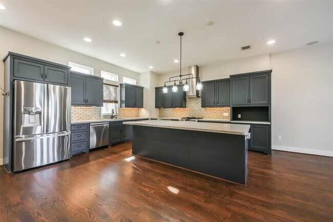 Building Photo - 2422 Hadley St