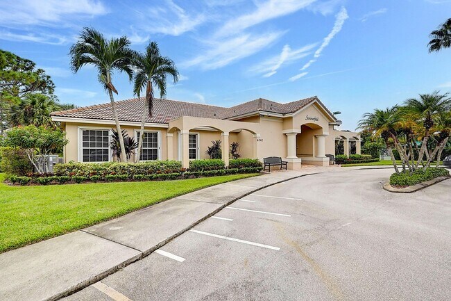 Building Photo - 6532 SE Broadmoor Ln