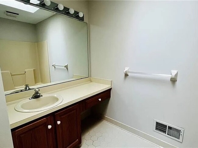 Building Photo - 441 Ayrault Rd