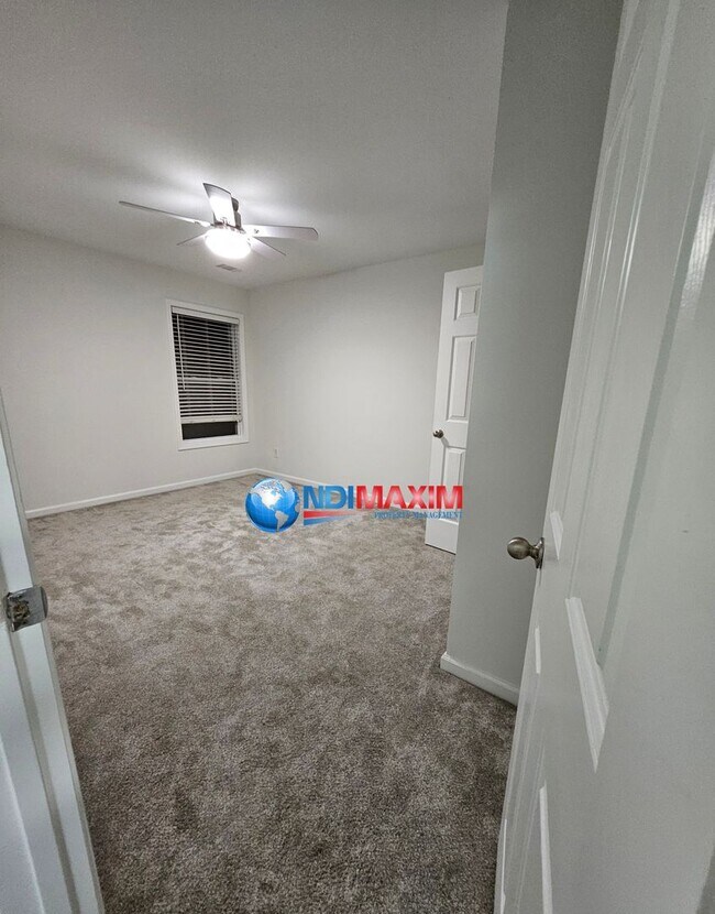 Building Photo - Spacious, open floor plan home in a very c...