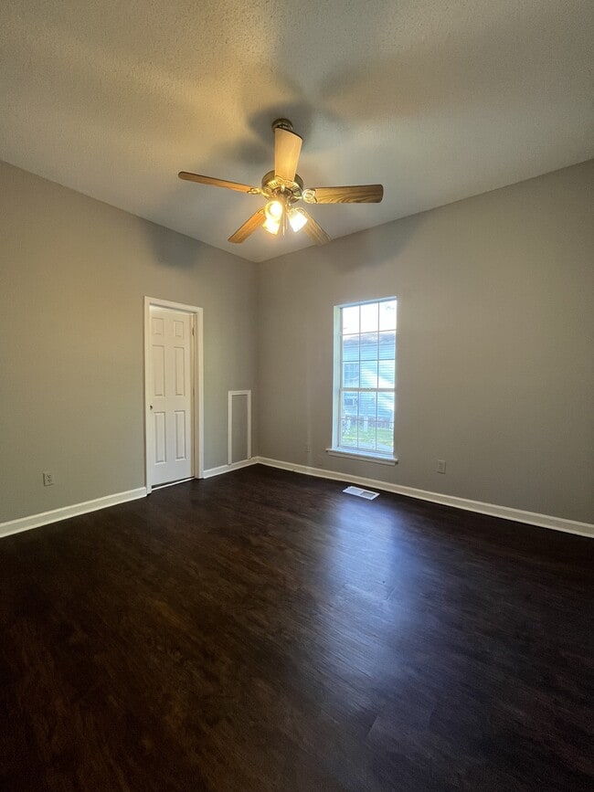 Building Photo - 106 Tuxedo Dr