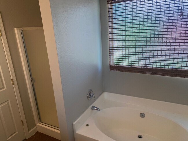 Building Photo - 3 bed 2 bath