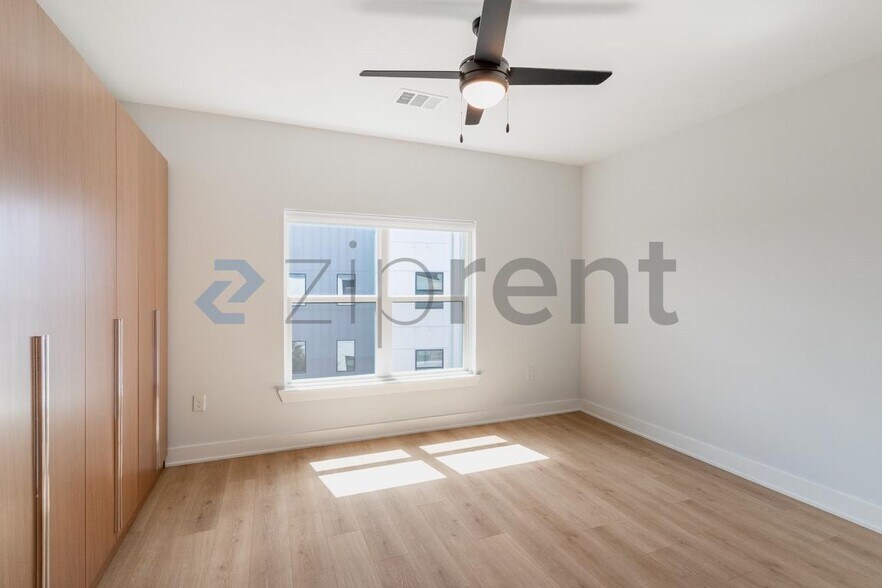 Building Photo - Unit 523