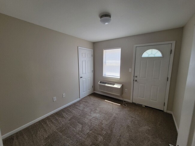 Building Photo - 3 Bedroom 2 Bath Ground Level Apartment