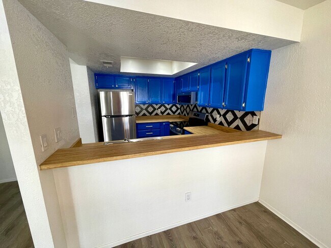 Building Photo - Great 1 Bedroom Condo in the Roadhaven Condos Gated Community!