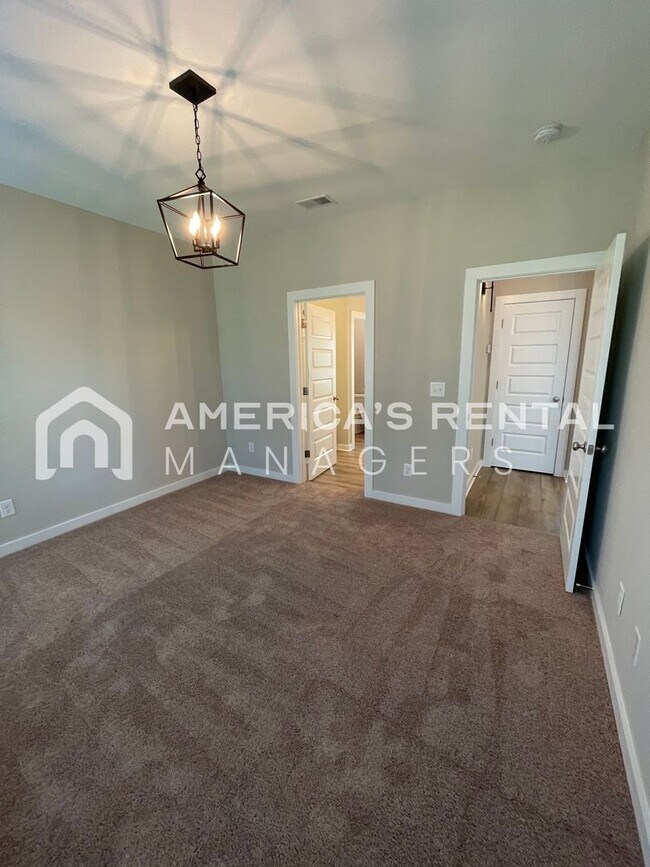 Building Photo - Home for Rent in Weaver, AL!!! Available to View Now! PRICE REDUCTION!! Sign a 13-month lease by ...