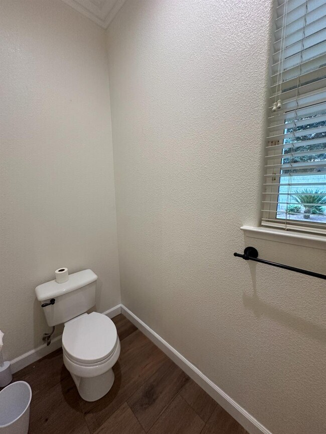 Building Photo - 7026 N Warren Ave