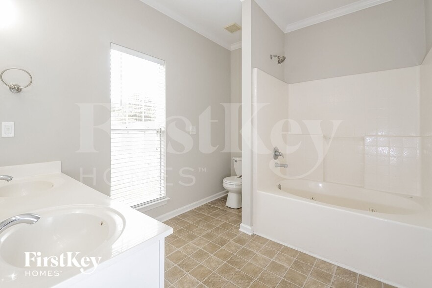 Building Photo - 4872 Longmeadow Dr
