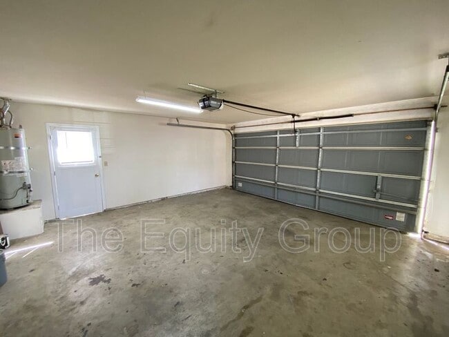 Building Photo - 5936 W Oak Ave