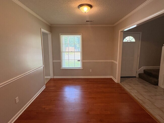 Building Photo - Spacious Home Freshly Painted and New Carpeted! Fully Fenced in Back Yard.