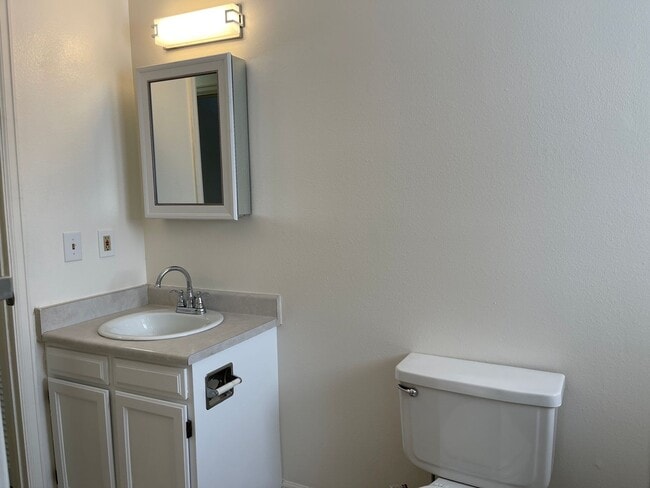 Building Photo - 3 bed 2 bath home on HUGE LOT!