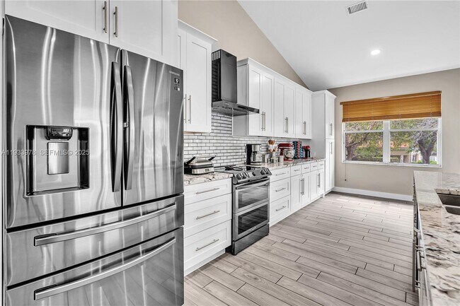 Building Photo - 8520 Vía Romana