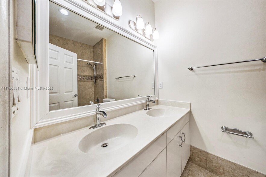 Building Photo - 2724 Oakbrook Dr