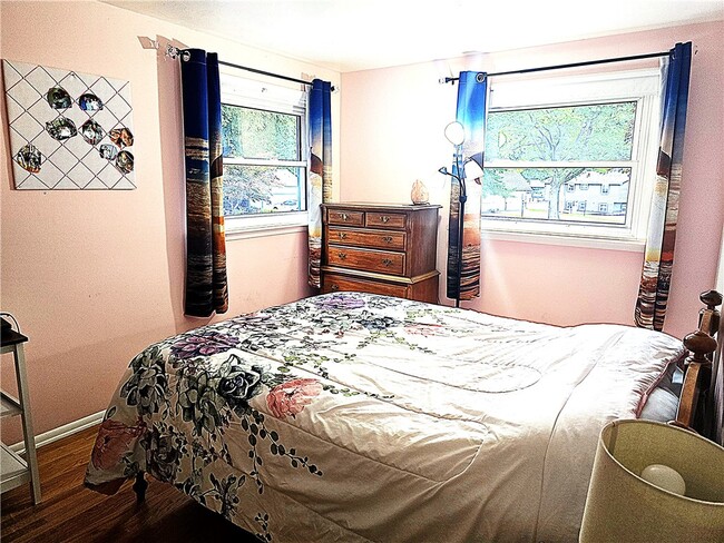 Building Photo - 298 Willowen Dr