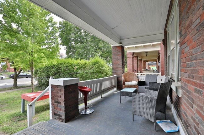 Building Photo - GREAT OSU SOUTH CAMPUS LOCATION - Ridiculously Nice back deck and off-street parking for everyone