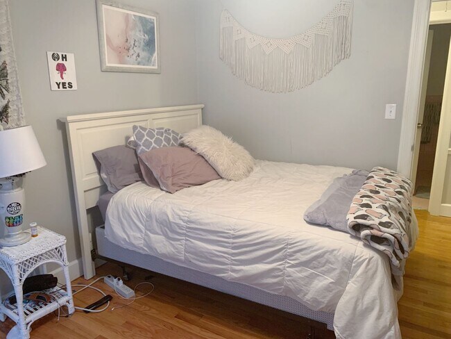 Building Photo - Beautiful 4 Bedroom 2 Bathroom home in the...