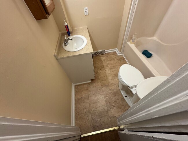 Building Photo - Three bedroom, 1 bath house in Burlington