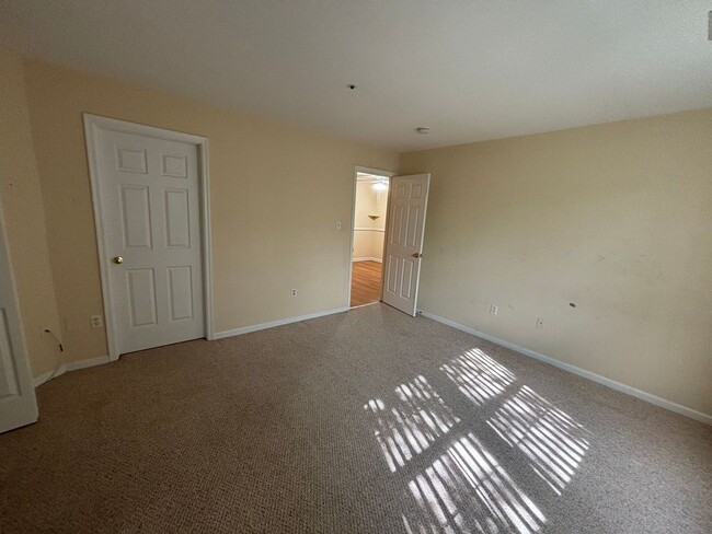 Building Photo - Updated - 2BD/2BA on 2nd floor with Balcony!