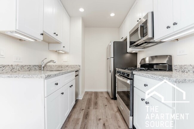 Primary Photo - 424 W Oakdale Ave