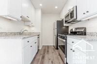 Building Photo - 424 W Oakdale Ave