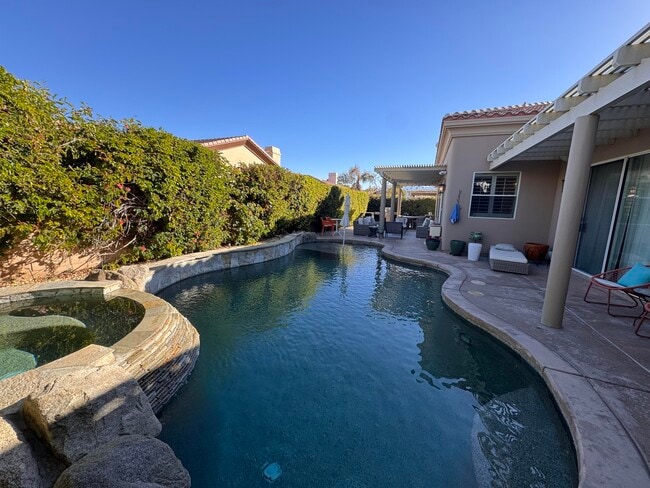 Building Photo - 49560 Loren Ct