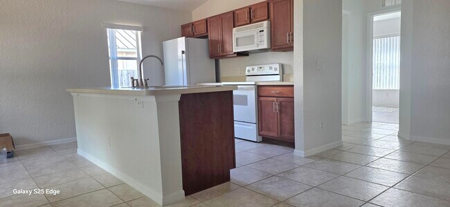 Building Photo - 1061 SW Charcoal Ave