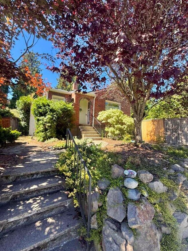 Building Photo - Stylish 3-Bed, 2-Bath Home in the Heart of...