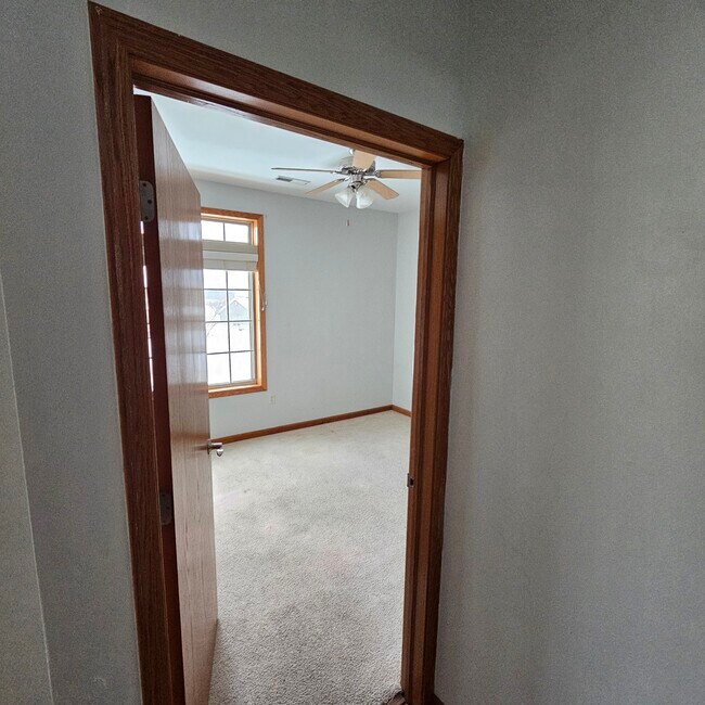 Building Photo - 16925 Stonewall Dr