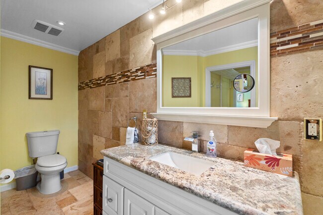 Building Photo - 614 SE 5th Ct