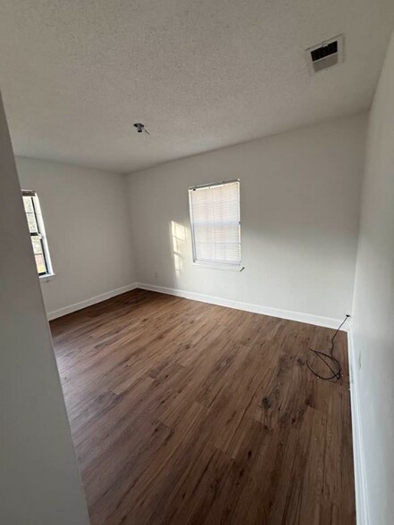 Building Photo - 802 Apache St