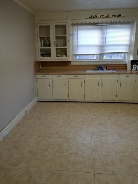 Kitchen - 406 Park Ave