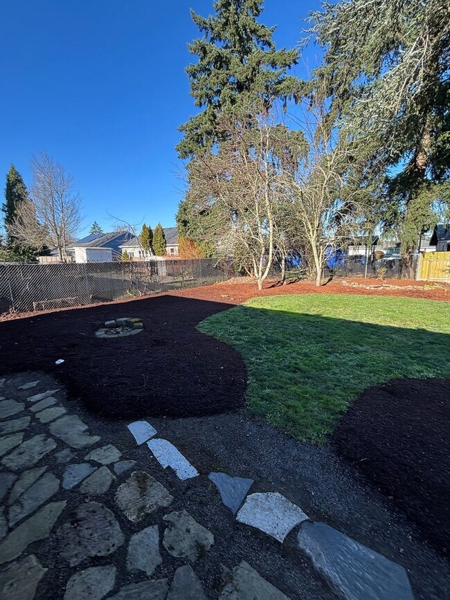 Building Photo - Adorable Renovated Single Family Home READY NOW
