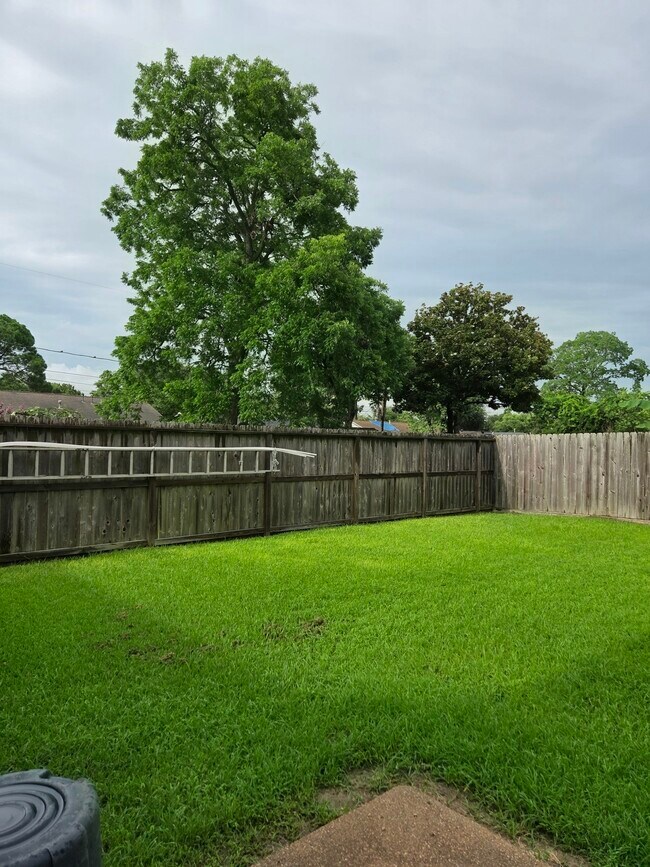 Building Photo - 803 Whelton Dr