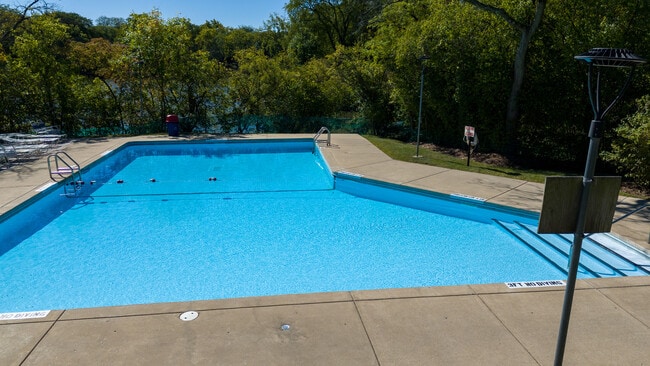 Building Photo - 5900 Oakwood Dr