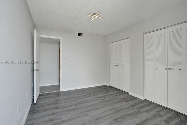 Building Photo - 1101 River Reach Dr