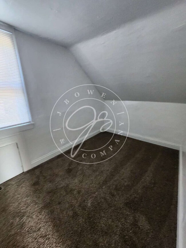 Building Photo - Large 3 bed with over 1600 sq. ft!
